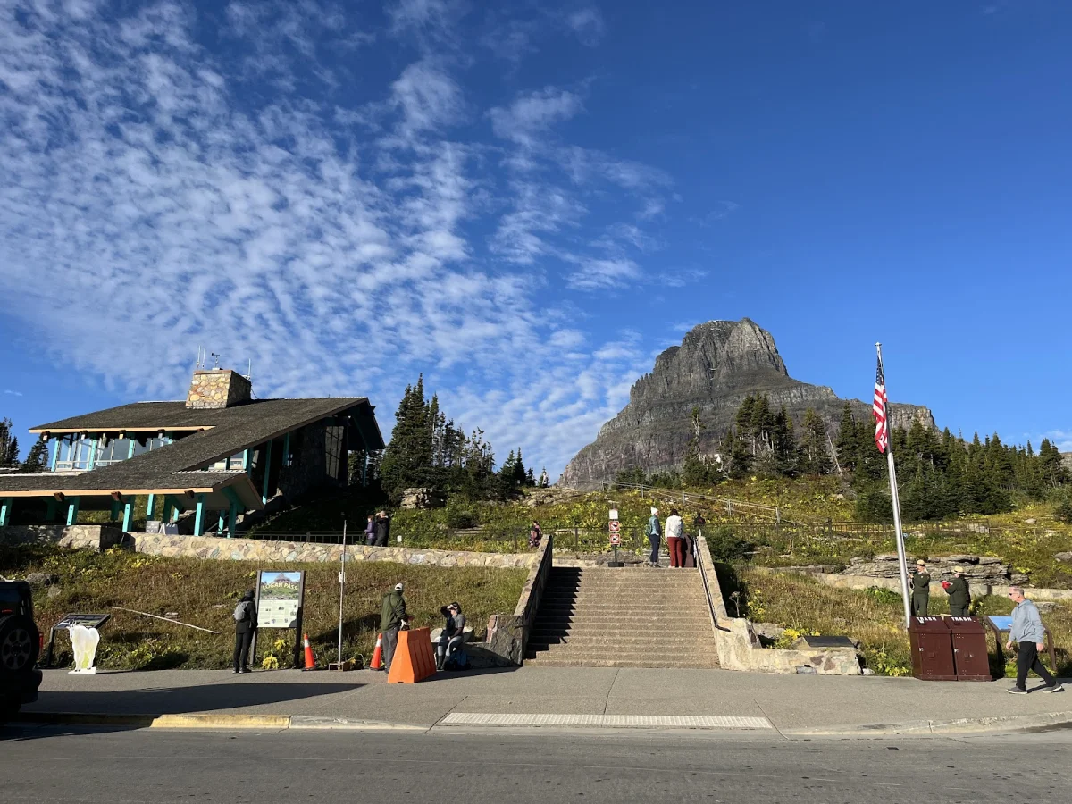 Номер за $364 и медведи под окном: как мы год ждали этот отель Many Glacier Hotel, Глейшер, Монтана, путешествия, отели, медведи, гризли, США, национальные парки, бронирование