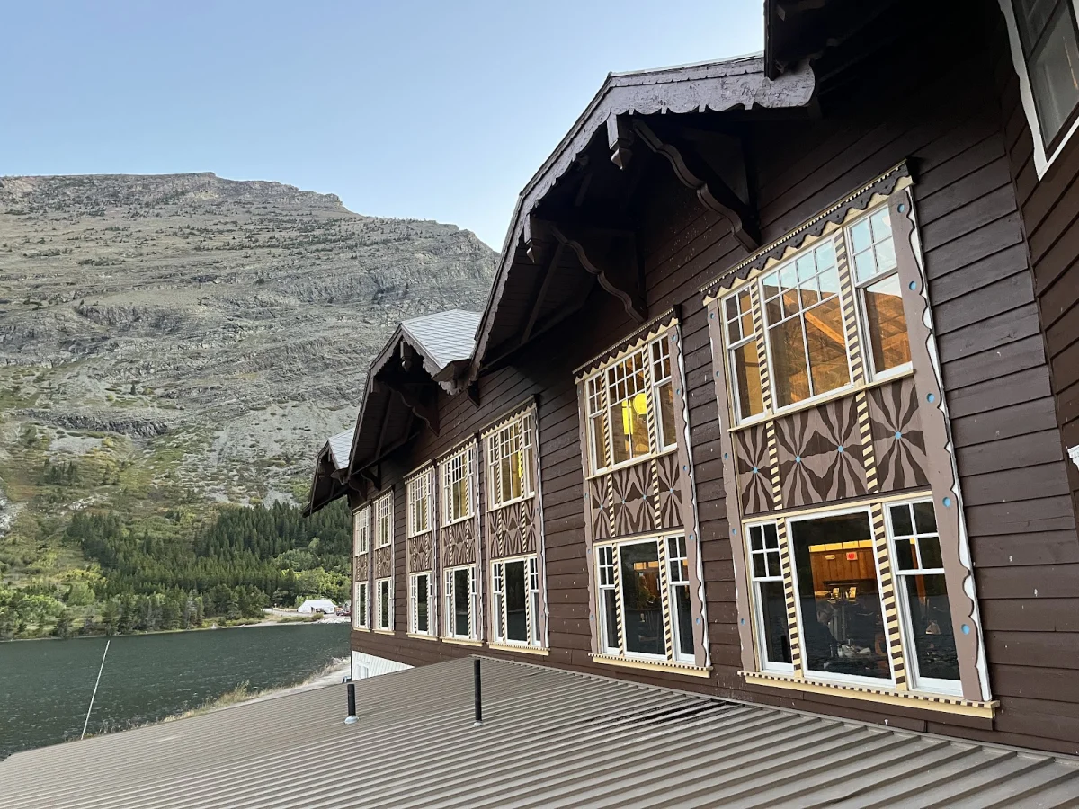 Номер за $364 и медведи под окном: как мы год ждали этот отель Many Glacier Hotel, Глейшер, Монтана, путешествия, отели, медведи, гризли, США, национальные парки, бронирование