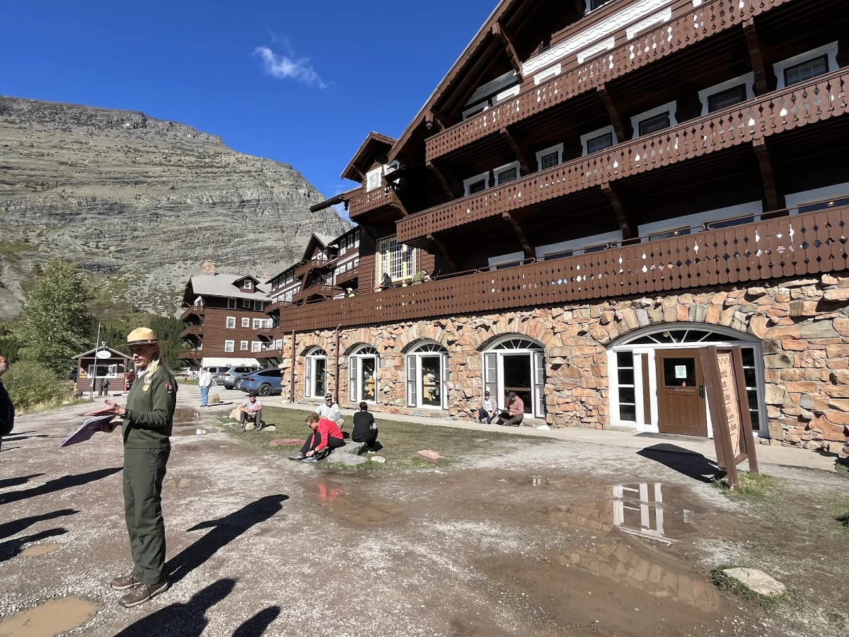 Номер за $364 и медведи под окном: как мы год ждали этот отель Many Glacier Hotel, Глейшер, Монтана, путешествия, отели, медведи, гризли, США, национальные парки, бронирование