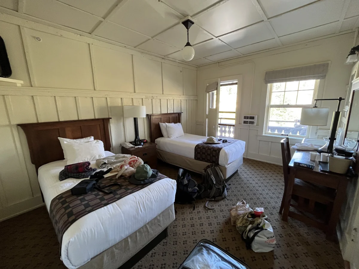 Номер за $364 и медведи под окном: как мы год ждали этот отель Many Glacier Hotel, Глейшер, Монтана, путешествия, отели, медведи, гризли, США, национальные парки, бронирование