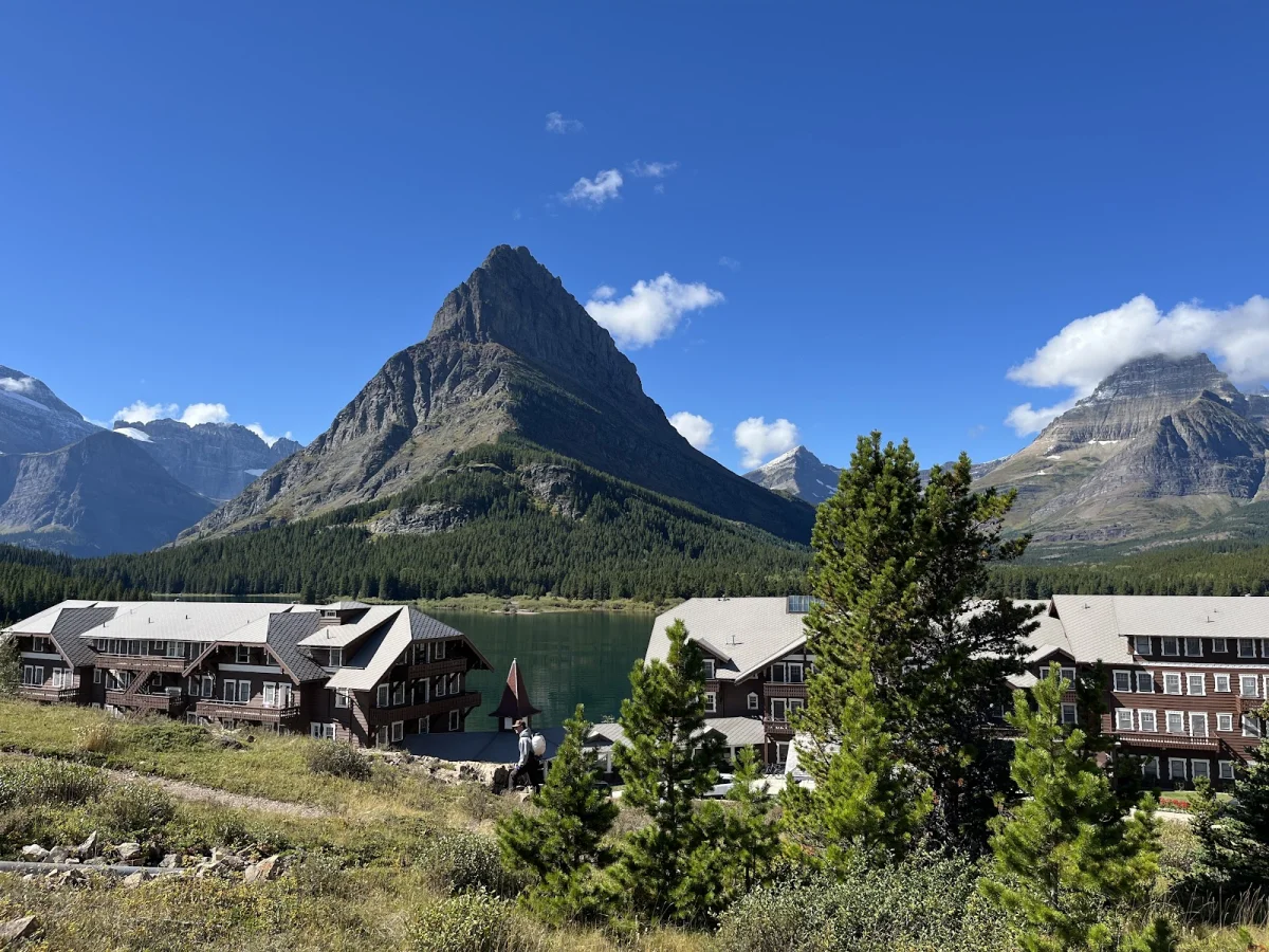 Номер за $364 и медведи под окном: как мы год ждали этот отель Many Glacier Hotel, Глейшер, Монтана, путешествия, отели, медведи, гризли, США, национальные парки, бронирование