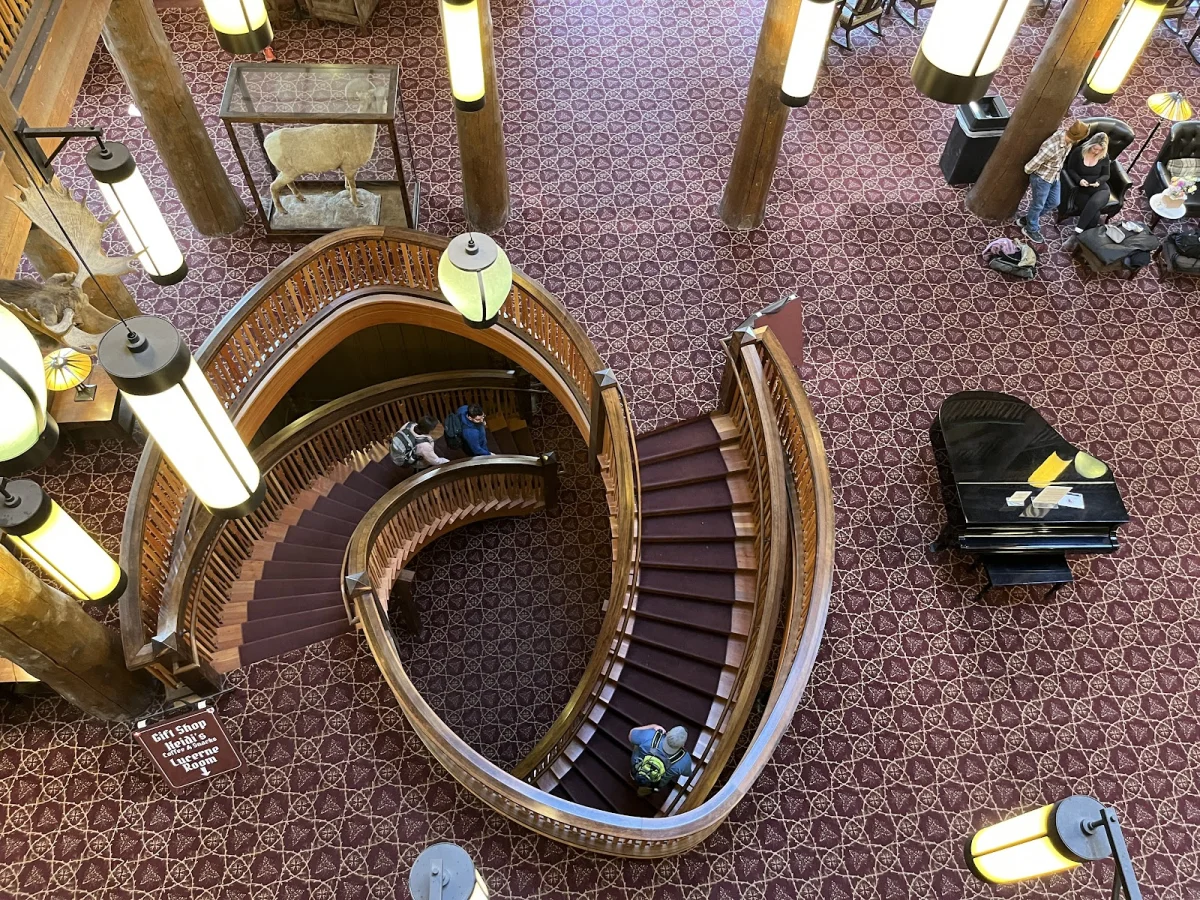 Номер за $364 и медведи под окном: как мы год ждали этот отель Many Glacier Hotel, Глейшер, Монтана, путешествия, отели, медведи, гризли, США, национальные парки, бронирование