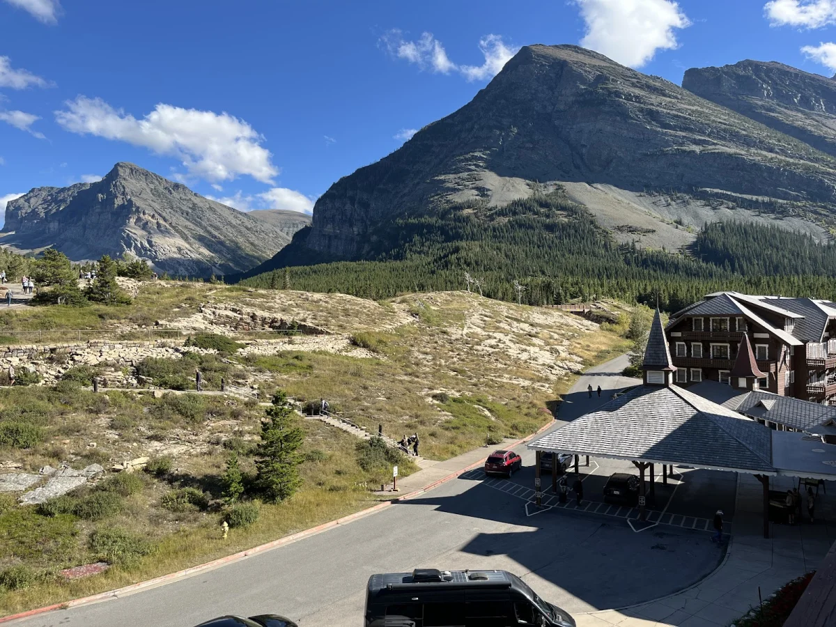Номер за $364 и медведи под окном: как мы год ждали этот отель Many Glacier Hotel, Глейшер, Монтана, путешествия, отели, медведи, гризли, США, национальные парки, бронирование