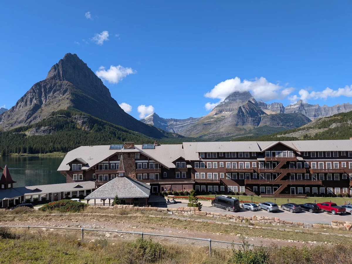 Номер за $364 и медведи под окном: как мы год ждали этот отель Many Glacier Hotel, Глейшер, Монтана, путешествия, отели, медведи, гризли, США, национальные парки, бронирование
