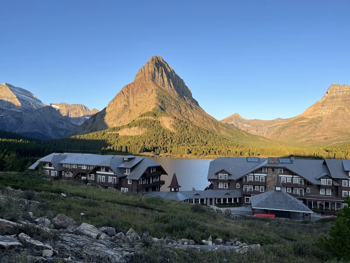 Many Glacier: отель, ледники и лоси Many Glacier, Глейшер, хайкинг, ледник Гриннелл, лодочная прогулка, дикие животные, национальный парк, США, путешествие, отель