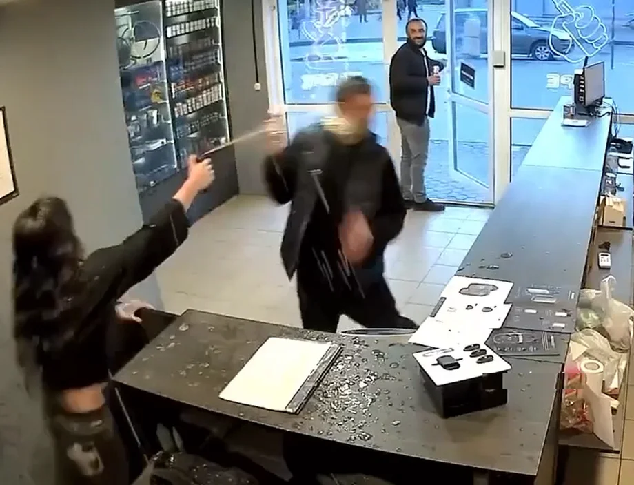 Получили по лицу и вернулись добить витрину