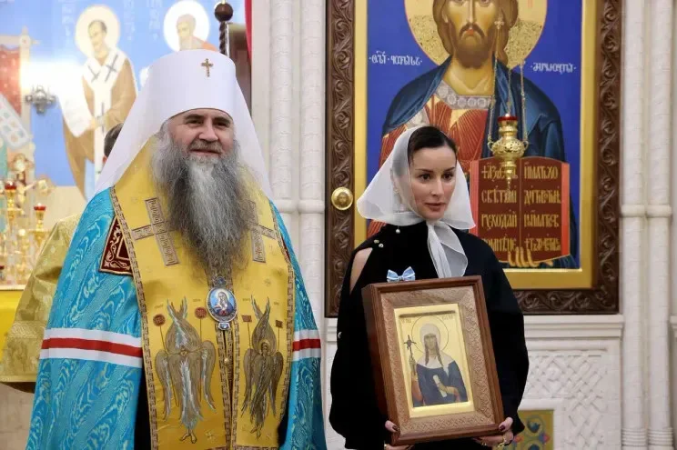 Канделаки при ордене: семейный выход в храм Канделаки при ордене: семейный выход в храм Тина Канделаки, Василий Бровко, Нижний Новгород, храм, орден, знаменитости
