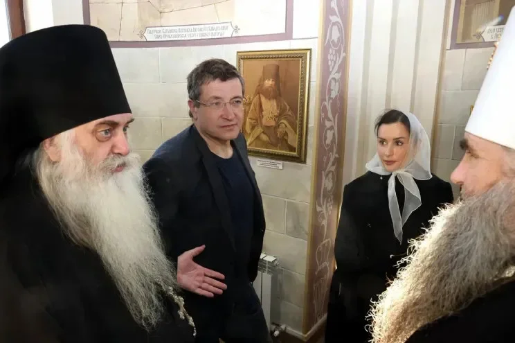 Канделаки при ордене: семейный выход в храм Канделаки при ордене: семейный выход в храм Тина Канделаки, Василий Бровко, Нижний Новгород, храм, орден, знаменитости