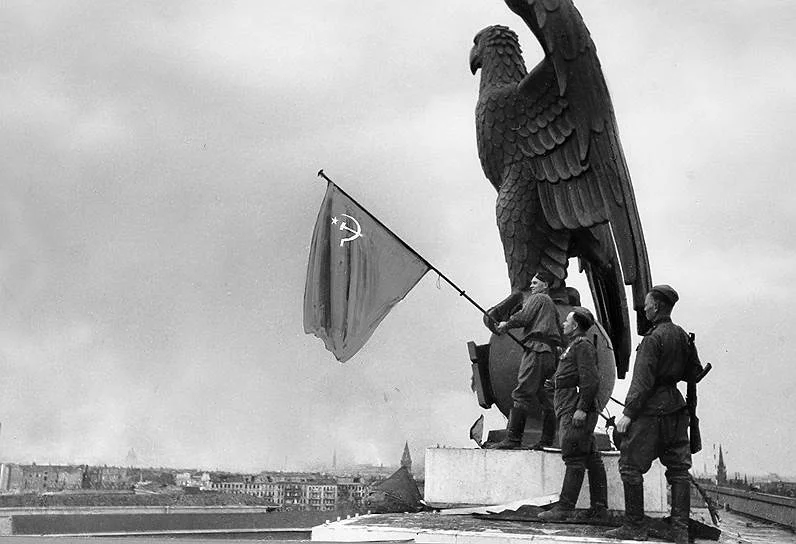 Фотограф, снявший Победу, но не получивший наград Фотограф, снявший Победу, но не получивший наград Евгений Халдей, история, фотография, Великая Отечественная война, репрессии, биография, знамя Победы