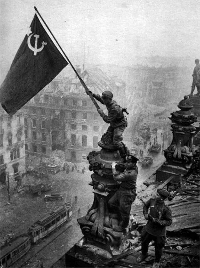 Фотограф, снявший Победу, но не получивший наград Фотограф, снявший Победу, но не получивший наград Евгений Халдей, история, фотография, Великая Отечественная война, репрессии, биография, знамя Победы