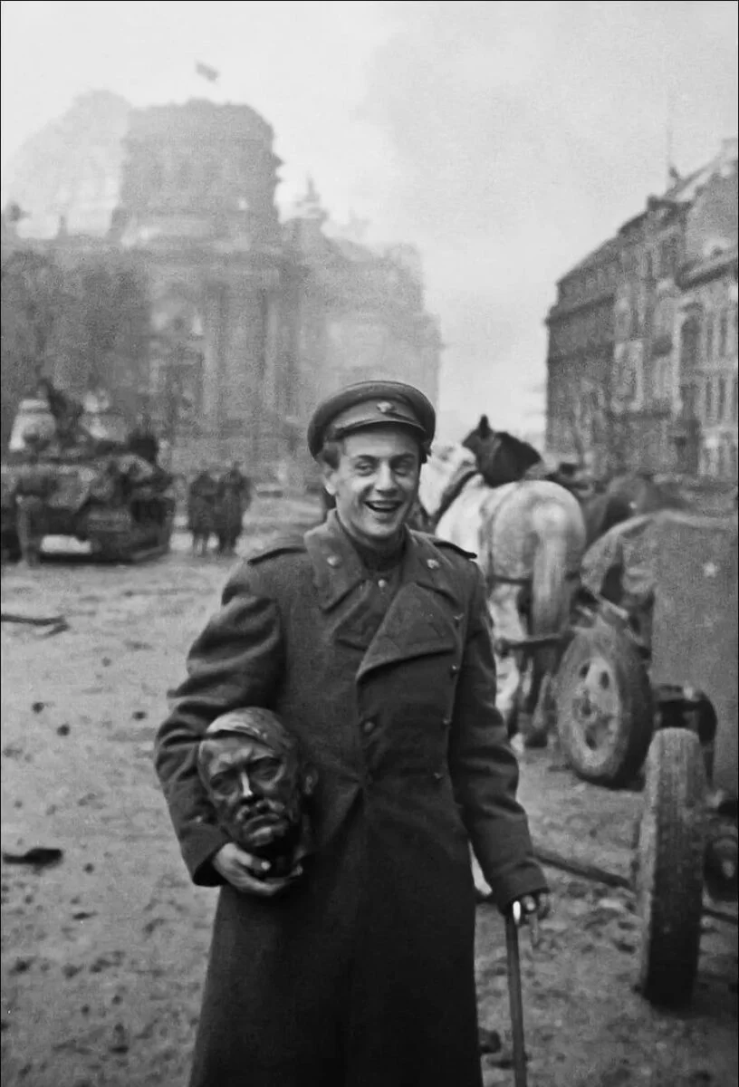 Фотограф, снявший Победу, но не получивший наград Фотограф, снявший Победу, но не получивший наград Евгений Халдей, история, фотография, Великая Отечественная война, репрессии, биография, знамя Победы